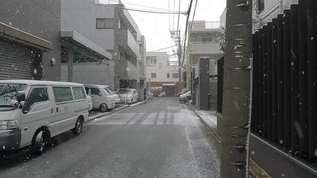 東京　住宅地に降る雪
