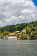 Obraz premium View over the lake to Sri Dalada Maligawa or the Temple of the Sacred Tooth Relic