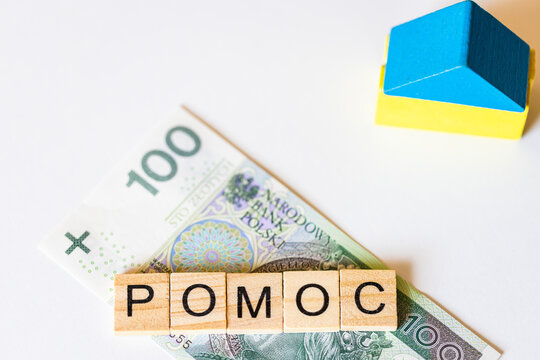 Pomoc Ukrainie, napis, banknot oraz domek z klock&oacute;w w kolorze flagi Ukrainy