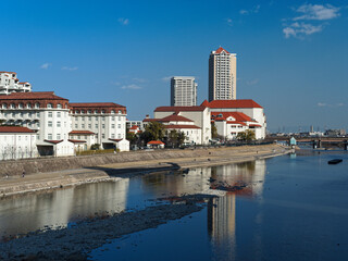 Obraz premium 陽が西に傾き始めた宝塚 宝塚ホテルと大劇場