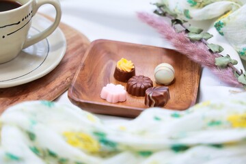 数種類のチョコレートとカフェでのティータイム