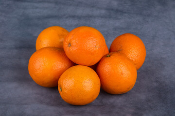 Orangen auf grauem Hintergrund
