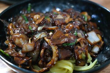 As a type of jajangmyeon, a Korean-style Chinese dish in which seafood and vegetables are added to the oil-fried Chunjang, stir-fried once more, and then mixed with noodles.