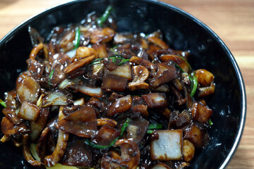 As a type of jajangmyeon, a Korean-style Chinese dish in which seafood and vegetables are added to the oil-fried Chunjang, stir-fried once more, and then mixed with noodles.