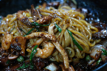 As a type of jajangmyeon, a Korean-style Chinese dish in which seafood and vegetables are added to the oil-fried Chunjang, stir-fried once more, and then mixed with noodles.