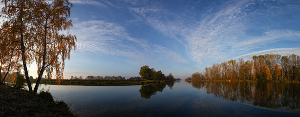 Herbstlicher Spaziergang am Lechkanal bei Ostendorf, Meitingen wo der Fluss Lech und der Lechkanal zusammen fliessen mit Panorama Blick Richtung Wasserkraftwerk und Naturschutzgebiet in Ellgau. © macrossphoto