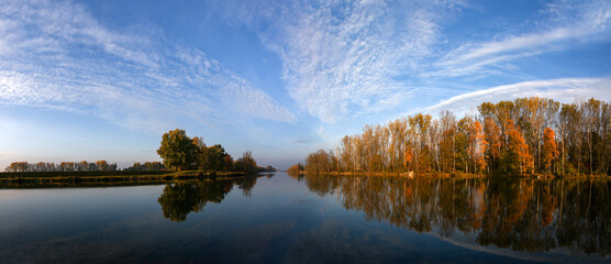 Herbstlicher Spaziergang am Lechkanal bei Ostendorf, Meitingen wo der Fluss Lech und der Lechkanal zusammen fliessen mit Panorama Blick Richtung Wasserkraftwerk und Naturschutzgebiet in Ellgau. © macrossphoto