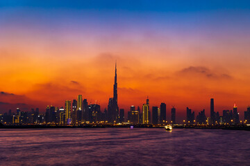 Dubai City Skyline in de avond met een kleurrijke lucht.