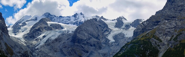 Fototapeta na wymiar Gletscher an den Berghängen des Nationalpark Stilfserjoch