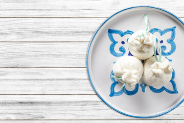 Burrata latticini della regione Puglia a base di mozzarella su tavolo rustico in legno	