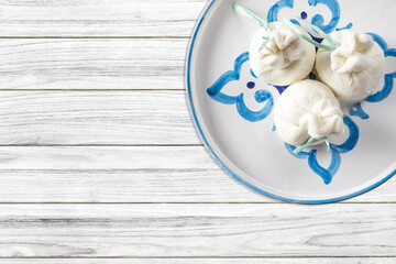 Burrata latticini della regione Puglia a base di mozzarella su tavolo rustico in legno	