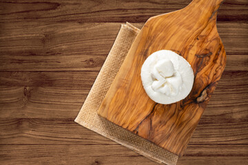 Burrata latticini della regione Puglia a base di mozzarella su tavolo rustico in legno	