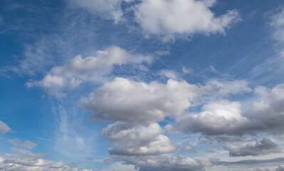Cumuluswolken, Wolken am blauen Himmel, Bayern, Deutschland