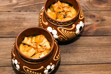 Roast with mushrooms cooked in traditional pots in the oven.