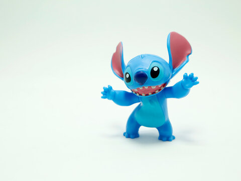 Stitch. Lilo y Stitch. Character from the movie Lilo and Stitch. McDonald's happy meal toy in commemoration of the Walt Disney World 50th Anniversary celebration. Experiment 626. Blue creature.