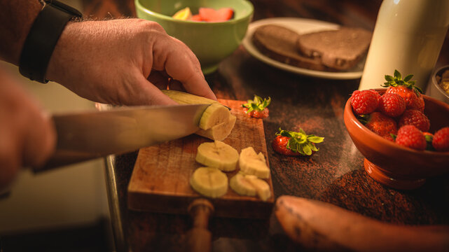 Elaboración paso a paso de un desayuno saludable con frutas leche y tostadas. - Powered by Adobe