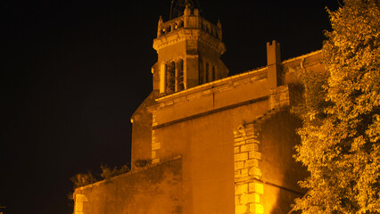 Fototapeta premium Ville de Sigean en pleine nuit, dont les rues sont illuminées par un faible éclairage nocturne. L'ambiance est sinistre