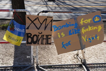 Mehrere kleine Plakat gegen den Krieg in der Ukraine an einer Absperrung in Berlin