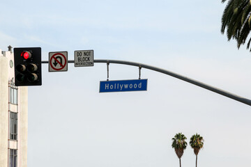 Fototapeta premium Hollywood boulevard Blvd. sign on a red light traffic light
