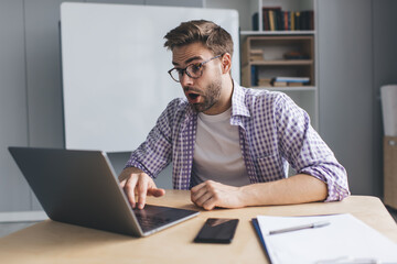 Fototapeta premium Millennial businessman working at desk in office