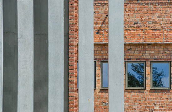 Fototapeta Elewacja z cegły i betonowych słupów
