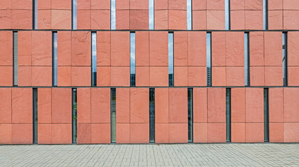 Fototapeta premium Elewacja budynku w mieście / Harmonijny układ okien i paneli
