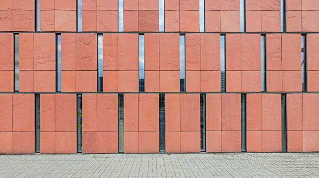 Elewacja budynku w mieście / Harmonijny układ okien i paneli