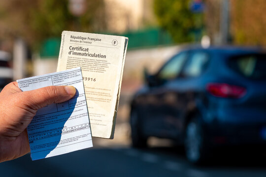 Clamart, France - 6 mars 2022: Documents administratifs des véhicules français. Certificat d'immatriculation, également appelé "Carte grise" et carte internationale d'assurance