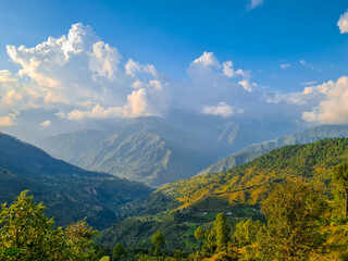 Naklejka premium Stunning view of mountains in Uttarakhand