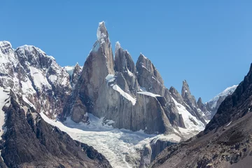 Photo sur Plexiglas Cerro Torre Les pics de granit escarpés du massif du Cerro Torre dans le Parc National Los Glaciares en Patagonie Argentine