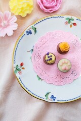 可愛いお皿に乗った数種類のチョコレート