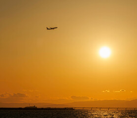 飛行機と夕暮れ