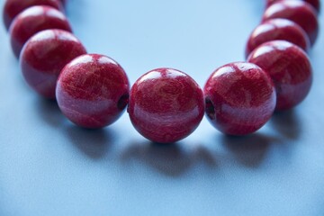 czerwone korale na niebieskim tle