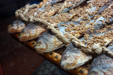 Barley-aged Dried Yellow Croaker was woven into a rope.