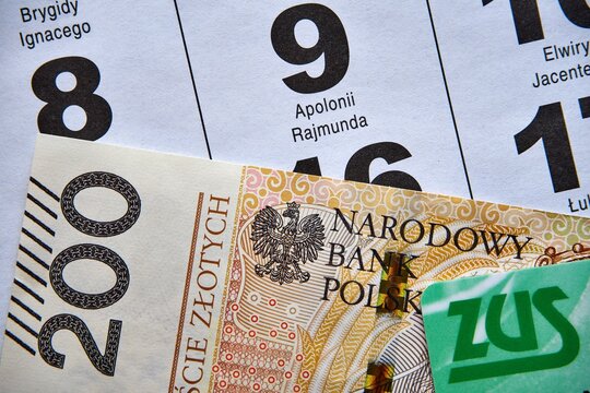 pieniądze na tle kartki z kalendarza,  ZUS 