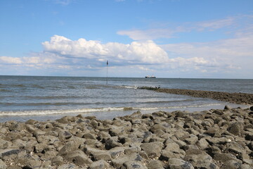 Steinwall in der Nordsee bei Ebbe vor Cuxhaven