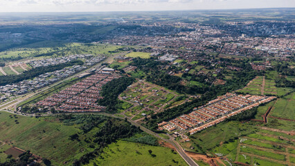 Um bairro fora da cidade visto do alto e de vários angulos