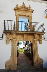 Portada de piedra monumental de estilo barroco de acceso a un edificio residencial en la calle Real de Ronda, provincia de Málaga, Andalucía, España