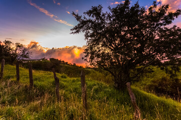 Coucher de soleil sur la plaine des Cafres, île de la Réunion 
