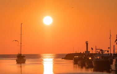 Coucher de soleil dans le port du Grau du Roi, Camargue, Sud de la France.