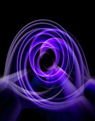 Fond abstrait futuriste en couleurs violet et rose. Effet tourbillon.	