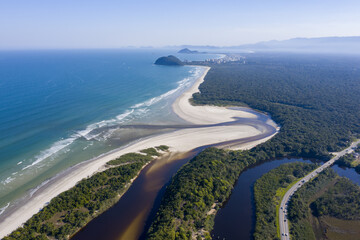 linda paisagem aerea da praia de Itaguaré com a praia de Guaratuba incluindo a junção do rio com...