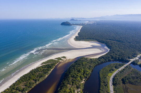 linda paisagem aerea da praia de Itaguar&eacute; com a praia de Guaratuba incluindo a jun&ccedil;&atilde;o do rio com o Mar
