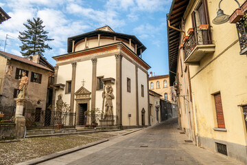 Fototapeta na wymiar Beautiful church in Castiglione Olona