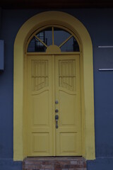 Puerta estilo colonial color Amarillo