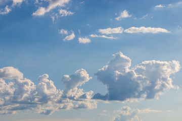 Nuvens de tamanhos e formas variados.