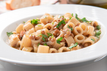 Piatto di minestra con pasta, lenticchie e pancetta, Cibo italiano 