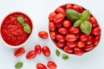 Fresh tomatoes in bowl on pastel table.