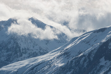 Les Grandes Rousses sont un massif des Alpes françaises situé sur les départements de l'Isère et de la Savoie. L'Oisans couvre une partie du massif.