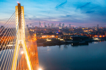 Most Świętokrzyski i centrum Warszawy o zachodzie słońca, widok z lotu ptaka